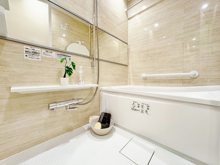 風呂 一日の疲れを癒すバスルームは、心地よいリラックスを叶える清潔感溢れる空間です。