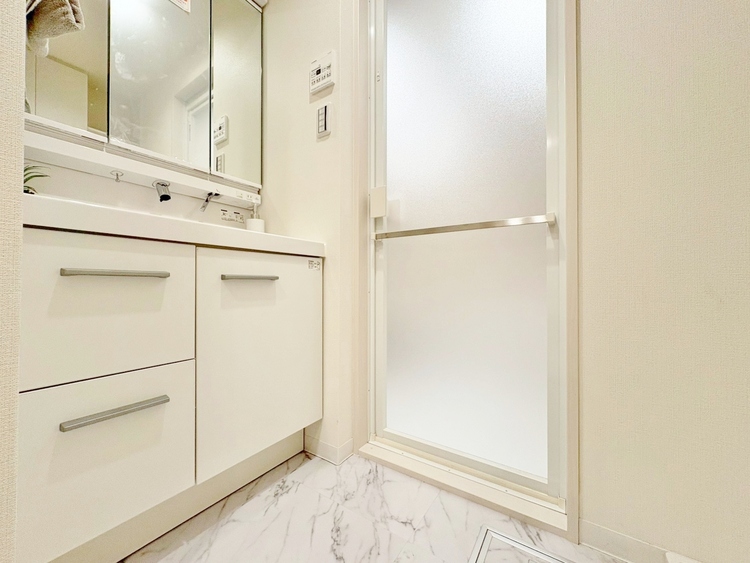 洗面 何かと物が増える場所だからこそ、スッキリと見映えの良い空間に。