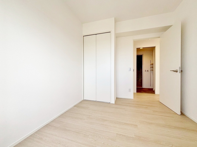 寝室 ベッドも十分に設置するスペースがあります。