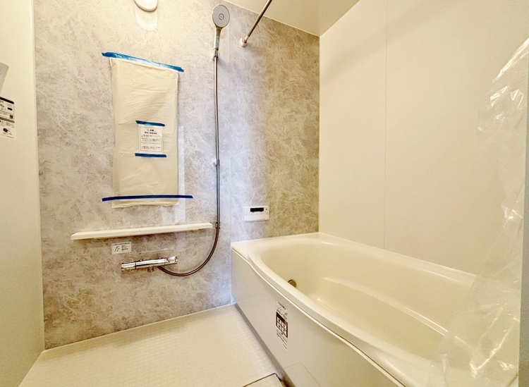 風呂 一日の疲れを癒すバスルームは、心地よいリラックスを叶える清潔感溢れる空間です。