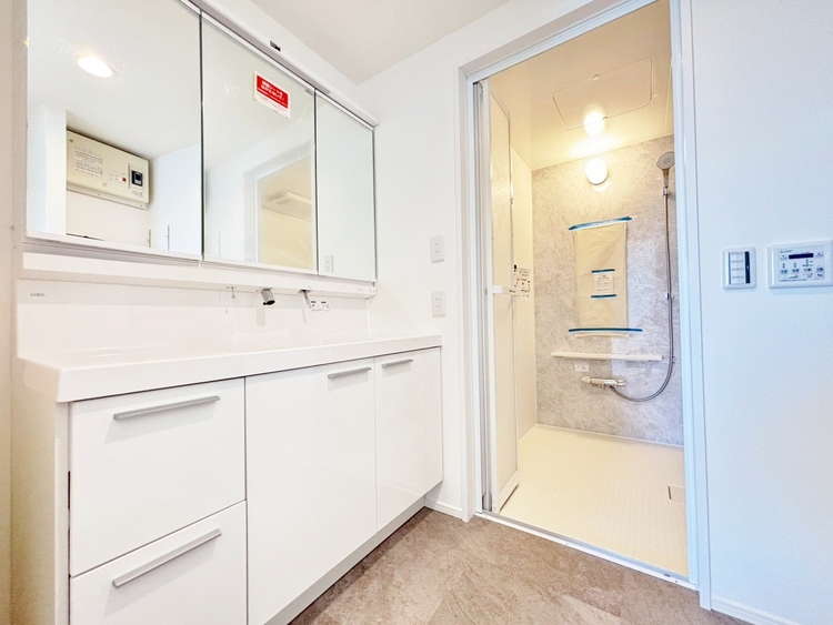 洗面 清潔感と心地よさを重視した、上質感漂うパウダールーム。