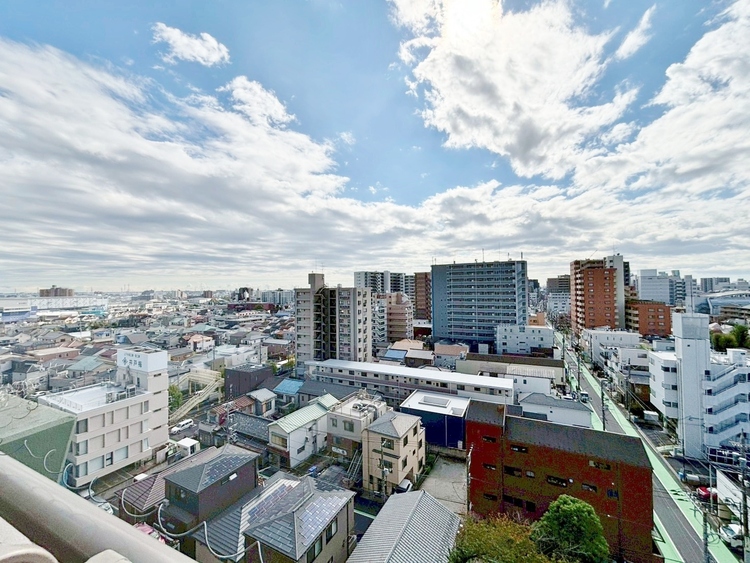 バルコニー 窓を開けると広がる青空。心をリフレッシュして日々を過ごしていきましょう。