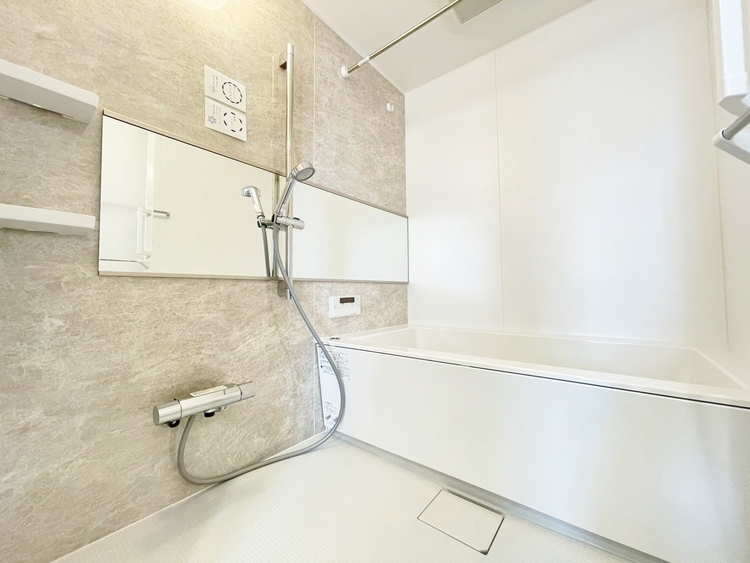 風呂 一日の疲れを癒すバスルームは、心地よいリラックスを叶える清潔感溢れる空間です。