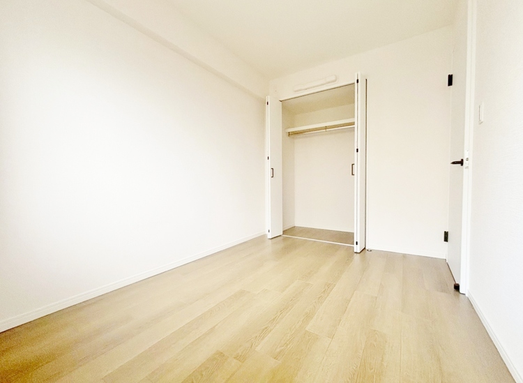 寝室 ベッドも十分に設置するスペースがあります。