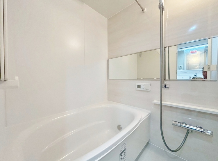 風呂 一日の疲れを癒すバスルームは、心地よいリラックスを叶える清潔感溢れる空間です。