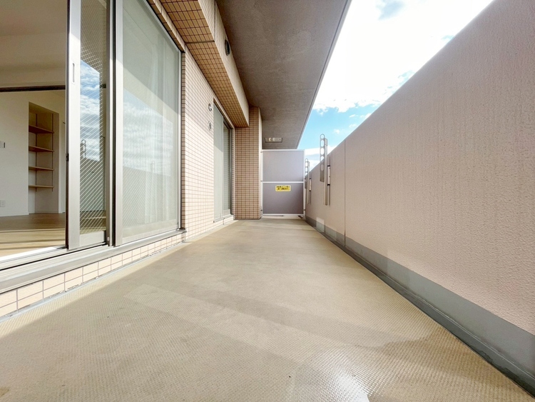 バルコニー 暮らしの中で、光と風を演出してくれるバルコニー。