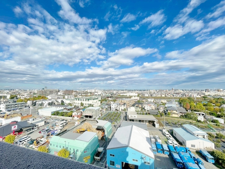 バルコニー 窓を開けると広がる青空。心をリフレッシュして日々を過ごしていきましょう。