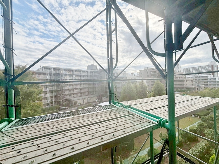 バルコニー 窓を開けると広がる青空。心をリフレッシュして日々を過ごしていきましょう。