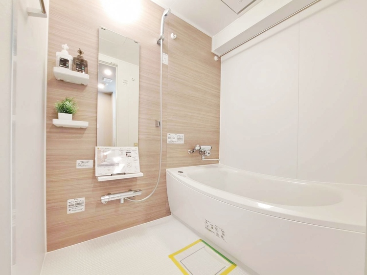 風呂 一日の疲れを癒すバスルームは、心地よいリラックスを叶える清潔感溢れる空間です。