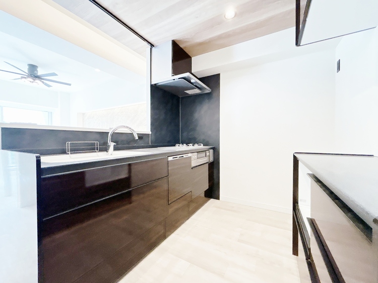 キッチン スマートな意匠と充実の機能を備えたキッチンが、暮らしにおいしい彩りを添えます。