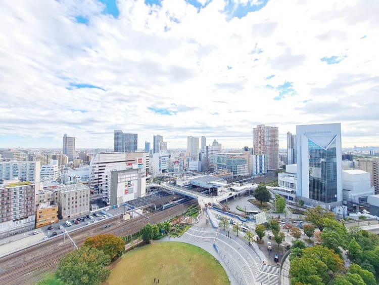 バルコニー 窓を開けると広がる青空。心をリフレッシュして日々を過ごしていきましょう。