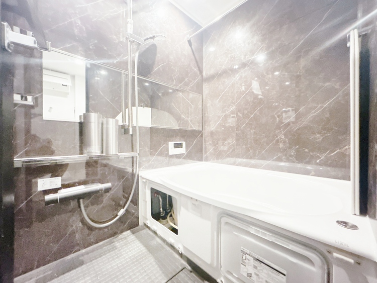 風呂 一日の疲れを癒すバスルームは、心地よいリラックスを叶える清潔感溢れる空間です。