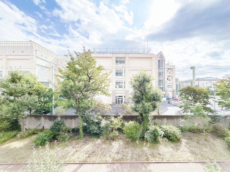 バルコニー 窓を開けると広がる青空。心をリフレッシュして日々を過ごしていきましょう。