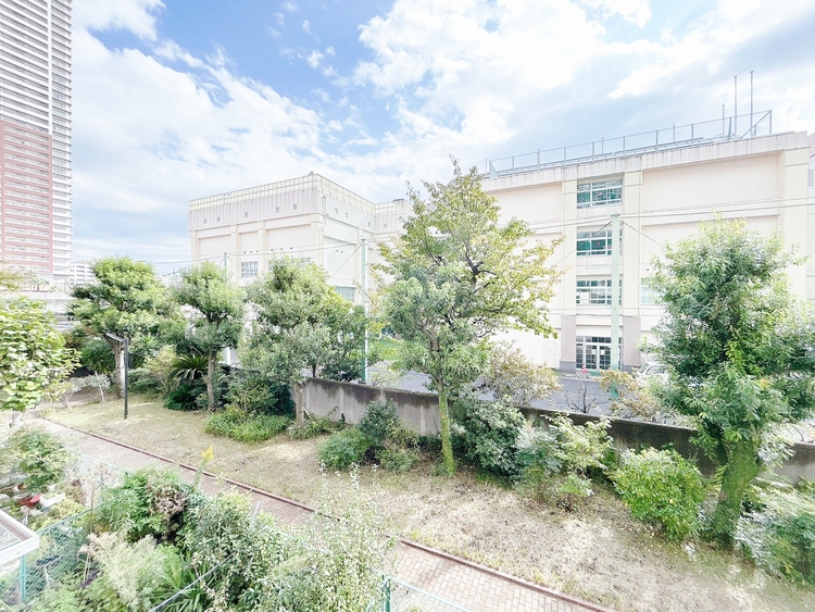 バルコニー 頬をなでる、優しい風を感じることが出来ます。