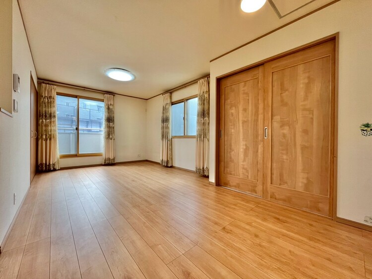 居間 忙しく過ぎゆく日常を置き去るほど、ゆったりした時間が流れるリビング。