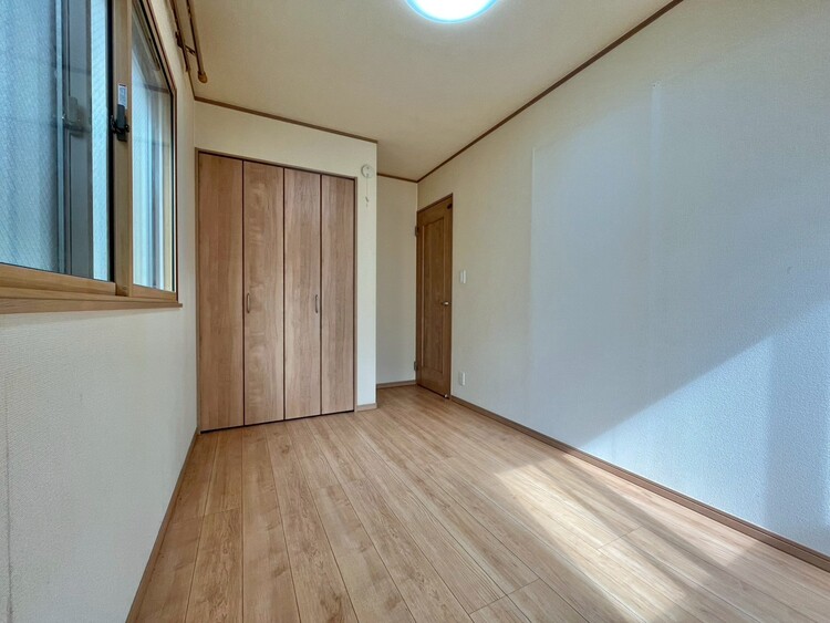 寝室 ベッドも十分に設置するスペースがあります。