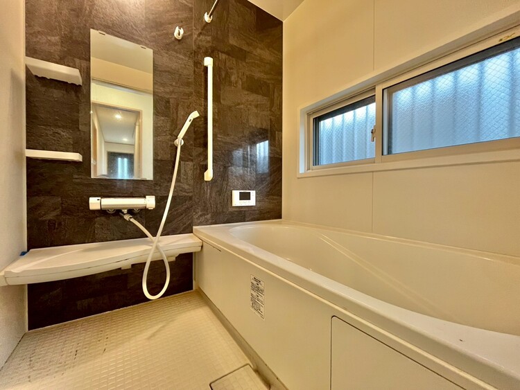 風呂 一日の疲れを癒すバスルームは、心地よいリラックスを叶える清潔感溢れる空間です。