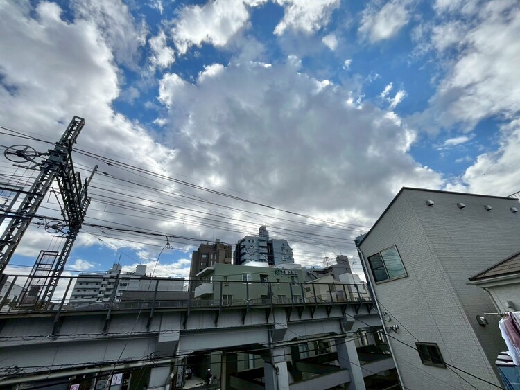 バルコニー 窓を開けると広がる青空。心をリフレッシュして日々を過ごしていきましょう。