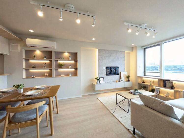 居間 忙しく過ぎゆく日常を置き去るほど、ゆったりした時間が流れるリビング。