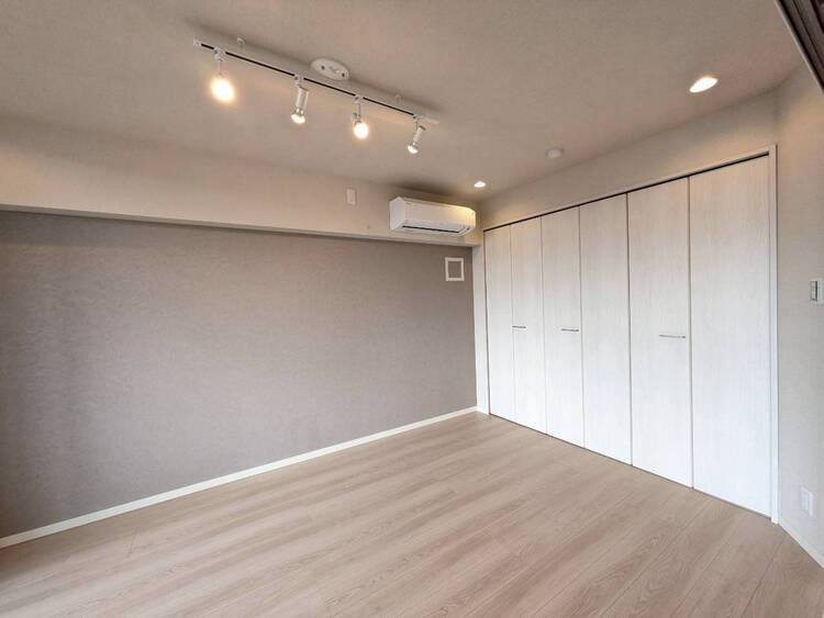 寝室 ベッドも十分に設置するスペースがあります。