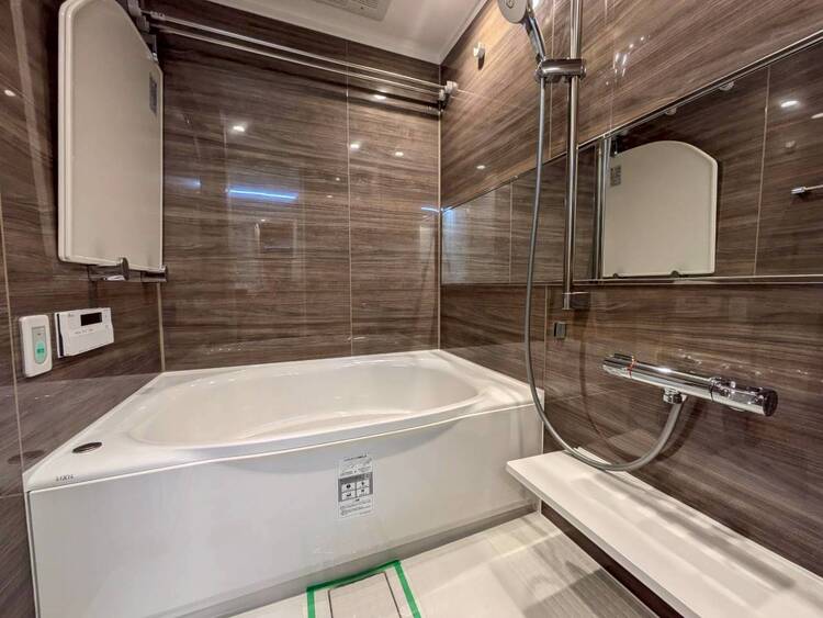 風呂 一日の疲れを癒すバスルームは、心地よいリラックスを叶える清潔感溢れる空間です。