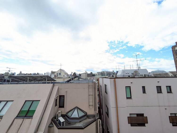 バルコニー 窓を開けると広がる青空。心をリフレッシュして日々を過ごしていきましょう。