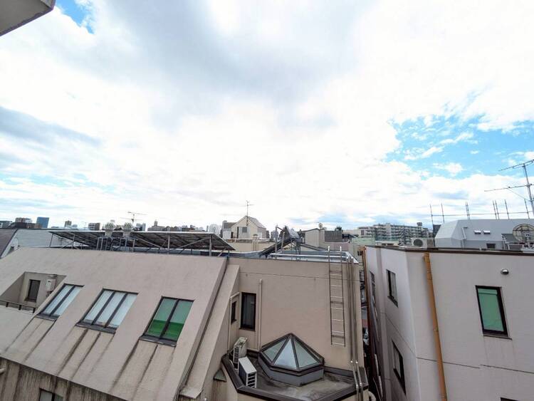 バルコニー 頬をなでる、優しい風を感じることが出来ます。