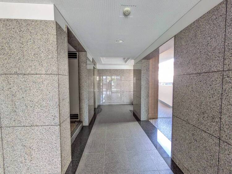 エントランス エントランス内部は、管理が行き届き清潔な共有スペースとなっています。