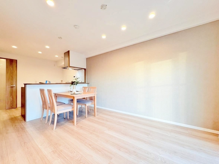 居間 忙しく過ぎゆく日常を置き去るほど、ゆったりした時間が流れるリビング。