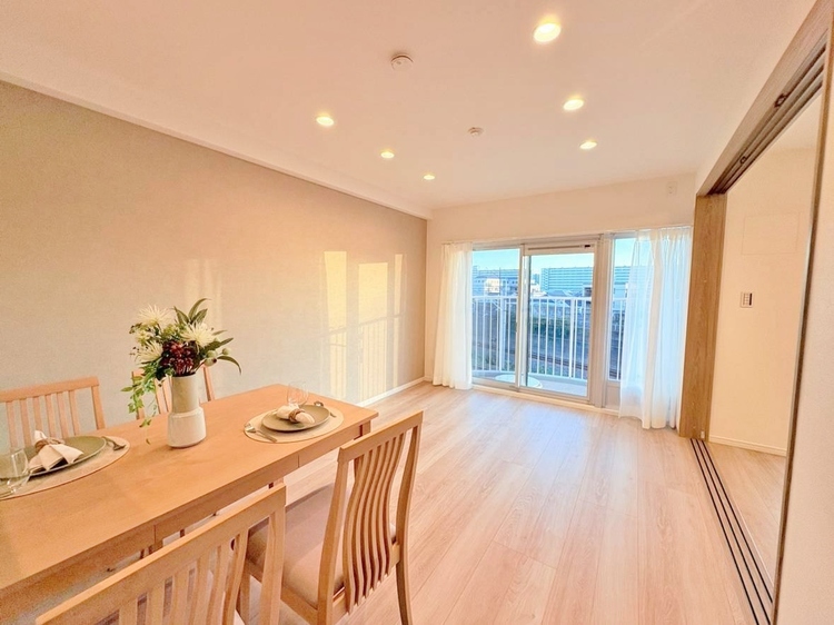 居間 居心地の良い空気感は、暮らしのステージを彩り、心からのやすらぎと満足感を与えてくれます。