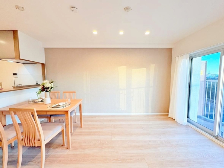 居間 飾り過ぎないシンプルな内装と偏り過ぎないデザインで統一しました。