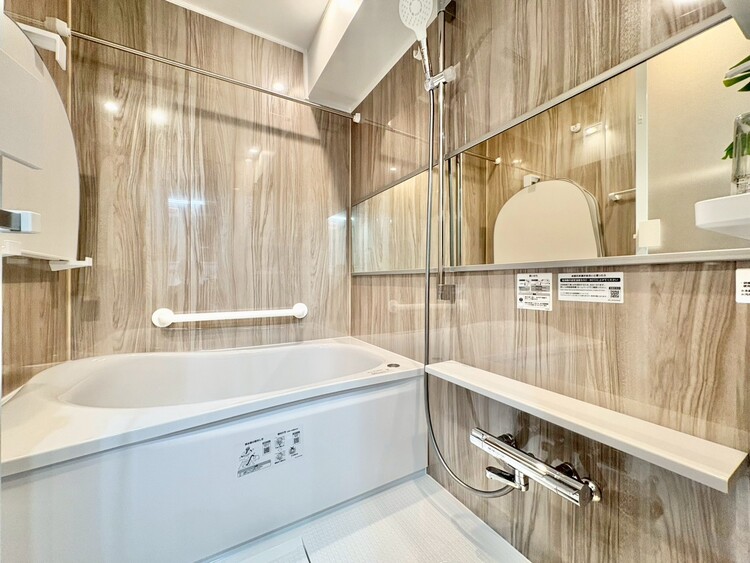 風呂 一日の疲れを癒すバスルームは、心地よいリラックスを叶える清潔感溢れる空間です。