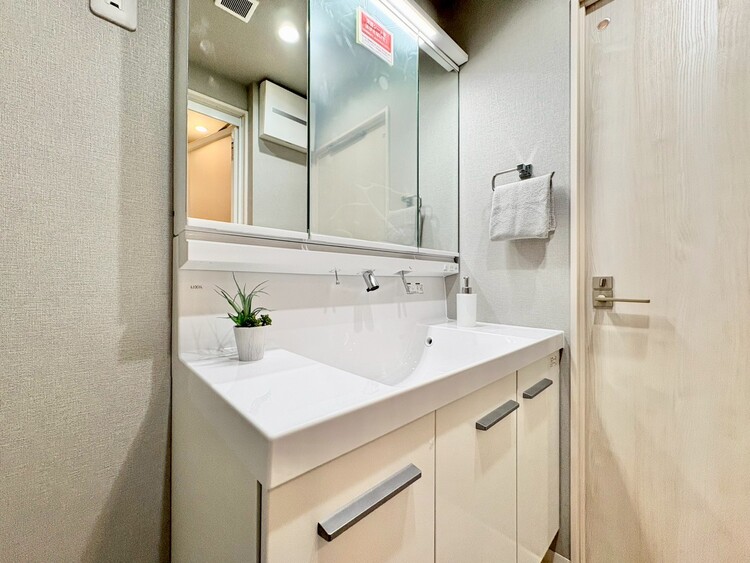 洗面 何かと物が増える場所だからこそ、スッキリと見映えの良い空間に。