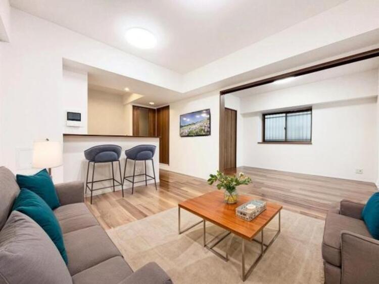 居間 【配置してある家具はCGによるイメージです】落ち着きのあるリビングです。お友達が遊びに来た時にも使えますし、ちょっと疲れた時にお昼寝できるのも嬉しいですね。（2025.11.14撮影）