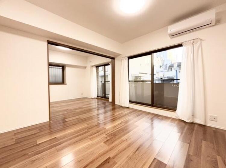 居間 光と風があふれる開放的なリビングダイニングには自然と家族みんなが集まってきます。明るく穏やかな空気の中で幸せを感じさせてくれる場所です。（2025.11.14撮影）