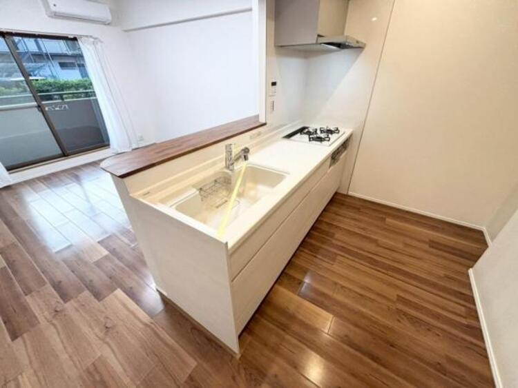 キッチン リビング全体が見渡せる対面式システムキッチン。お子様達がいつもママのそばにいられる安心感も生まれます。食事の用意をしながらご家族との会話も弾み笑顔溢れる空間です。（2025.11.14撮影）