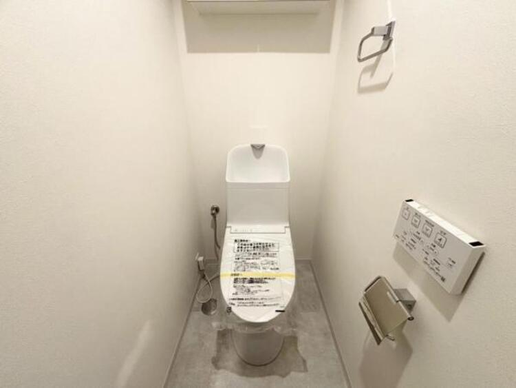 トイレ 毎日使う場所だからこそ、使い勝手を考慮しました。白を基調に、飽きのこない空間は質感豊かな仕上がりとなっております。（2025.11.14撮影）