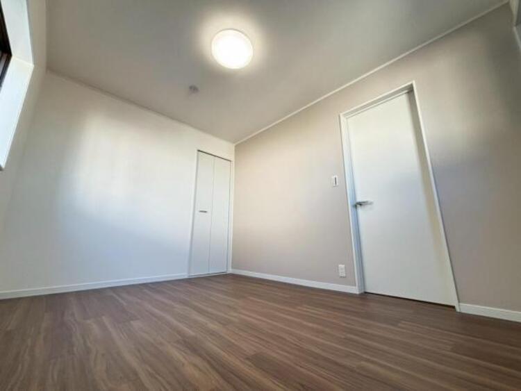 内装 家族個々の安らぎの空間。誰もが好みで飾れるシンプルな室内に仕上げてあります。