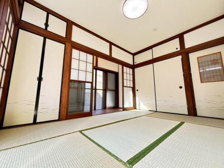 内装 急な来客時にも、柔軟に対応してくれる和室。普段は他の用途で使っていても、来客時に座布団を出せば応接間として、布団を敷けばお客様用の寝室として使うことができます。