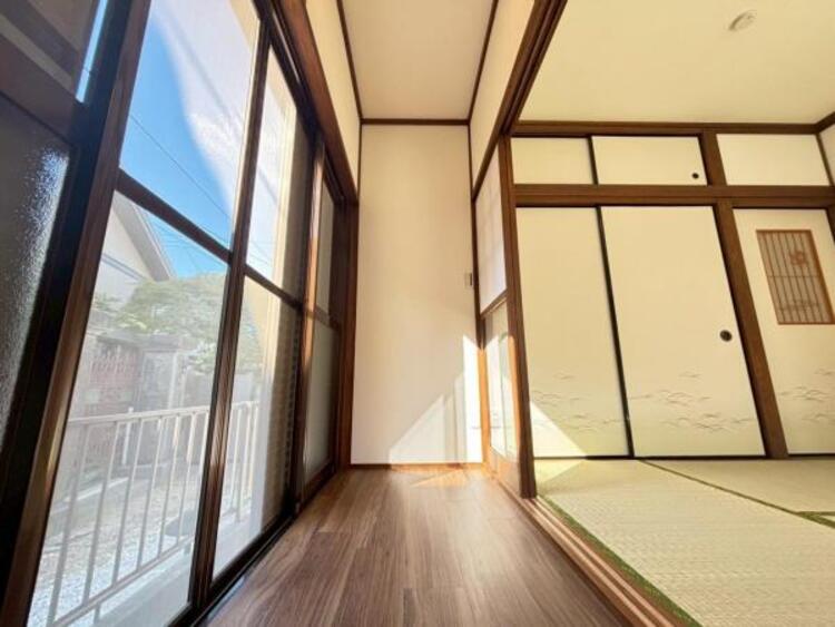 内装 広々とした縁側。晴れた日にはまったりとくつろいだり、多目的にお使いいただける便利な空間です。