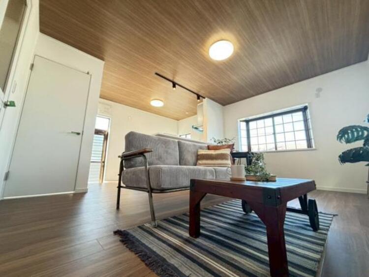 居間 くつろげるリビングは話に夢中になりすぎて、ついつい時間を忘れてしまう。そんな束の間の幸せを感じさせてくれる場所です。