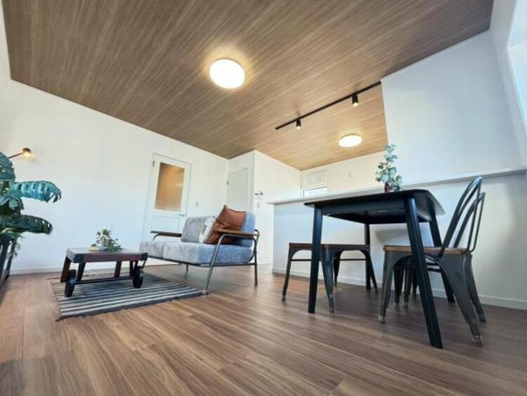 居間 ソファーやダイニングテーブルを置いてもゆとりのある広々リビングです。ご家族みなさんで寛げる空間をぜひ現地で体感してみてください。