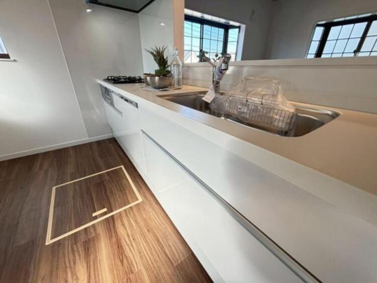 キッチン リビング全体が見渡せる対面式システムキッチン。食事の用意をしながら家族との会話も弾み笑顔溢れる空間です。