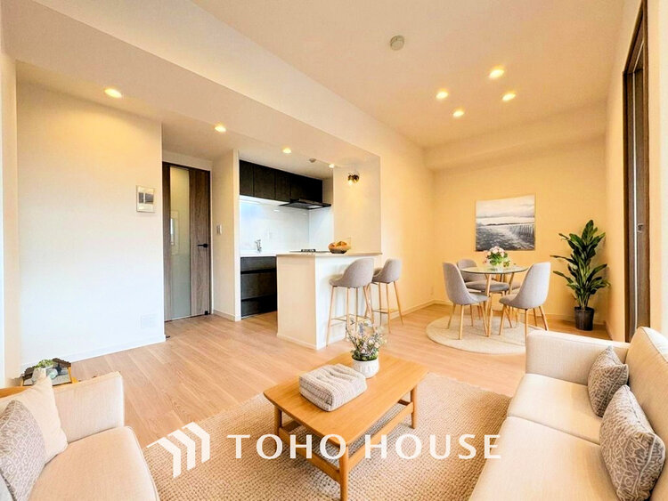 内装 広がりのある住空間、家族が集まるリビング・ダイニング(家具は全てCGです)