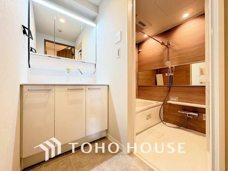 洗面 白を基調とした清潔感のある洗面室で朝の身支度を