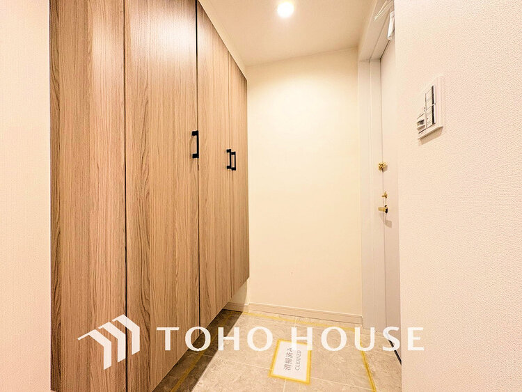 玄関 落ち着いた雰囲気の玄関、家族の帰りを暖かく迎えてくれます