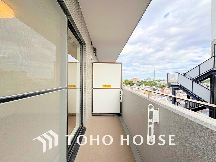 バルコニー 日当たりの良いバルコニーで晴れの日の洗濯物も楽しみになりますね