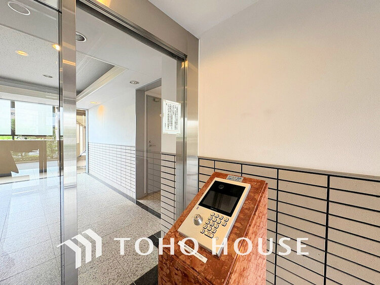 その他 エントランスはオートロック完備で安心のセキュリティ