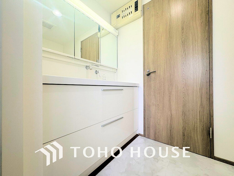 洗面 白を基調とした清潔感のある洗面室で朝の身支度を