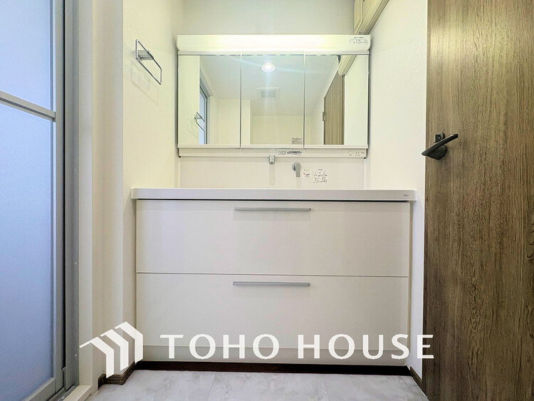 洗面 落ち着きのある色合いでまとめられた洗面室